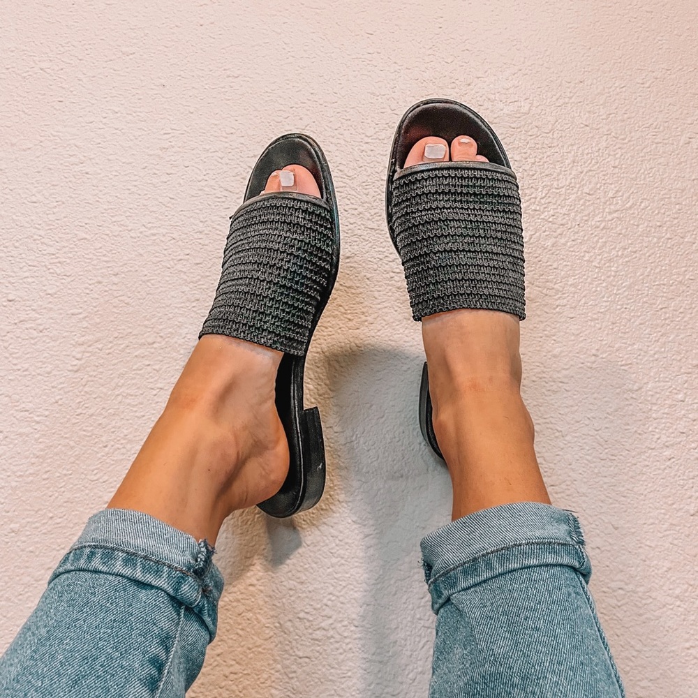 Van Eli Nordstrom Vero Cudio slip on black sandals